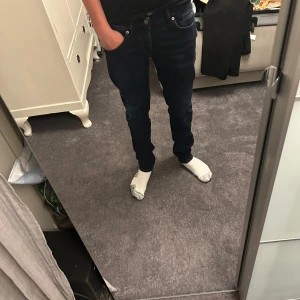 Dondup jeans george  - Storlek 33 riktigt fint skick. Kan passa 32. Pris går att förhandla vid snabb affär! Mörkblå färg ser ut som svart 