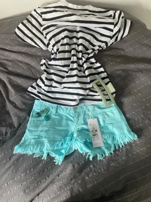 Turkosa shorts - Jag säljer ett par jättesnygga trendiga turkosa shorts j storlek XS 14+ från Ginatricot .Dem är helt nya från butik och har aldrig använts förut. Kontakta mig gärna om du har några frågor!💞