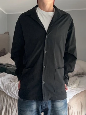 Aveny overshirt - Riktigt snygg svart overshirt från Aveny. Storleken är M. Tveka inte på att höra av dig vid eventuella frågor och funderingar!😊✌️