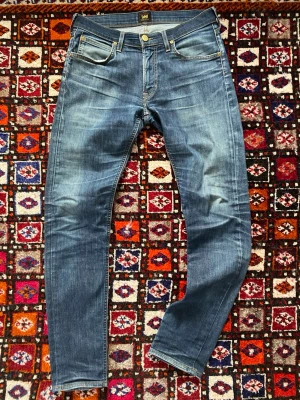 Archive Lee Jeans W32 L32 - Säljer ett par otroligt feta och snygga Lee byxor som är arbetade mer i några år! Dem har blivit för små för mig när jag gått upp i vikt men är otroligt feta ändå! Hör av dig vid frågor om jeansen osv!