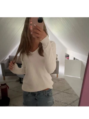Vit v-ringad tröja 💋 - Snygg vit stickad tröja med v-ringning och långa ärmar från Vila❣️