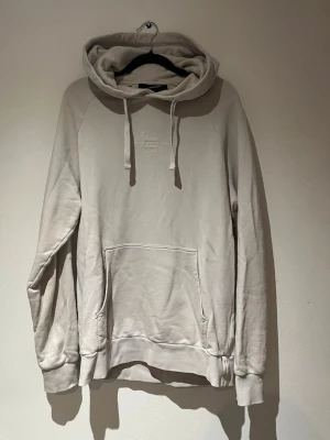 Peak performance  - Snygg hoodie från Peak performance med broderad logga på bröstet. Klassisk modell med stor huva, dragsnören och rymlig magficka. Tillverkad i mjukt bomullsmaterial och har ribbade muddar vid ärmslut och nederkant.