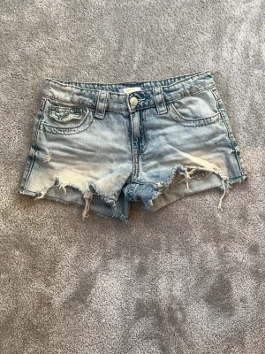 Gina Tricot shorts - Jättefina Gina shorts i storlek 158. Säljer pga att de inte passar mig längre. De är ganska använda men det finns inga stora skador på de.
