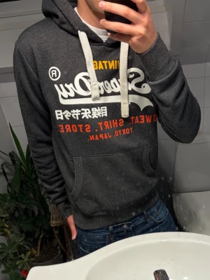 Superdry Vintage Hoodie - Tja! Säljer en tvär fet vintage Superdry Hoodie. Väldigt skönt material och bra passform. Storlek M, mycket bra skick. Hör av dig vid minsta fundering!
