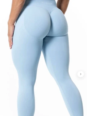 Ljusblå seamless leggings Relode - Snygga ljusblå seamless leggings från Relode med hög midja och scrunch-detalj bak för att framhäva formerna. Mjukt och stretchigt material som sitter skönt och följer kroppen perfekt. Perfekta för gymmet eller chill.