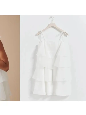 Vit volangklänning med knytaxelband - Säljer denna fina klänning ifrån Gina i strl 34! Endast använd en gång och nypriset är 700kr och helt slut på hemsidan! Kom privat för egna bilder!  💝💝