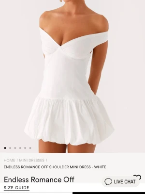 Vit klänning  - Supersöt vit offshoulder klänning med kort, puffig kjol från peppermayo. Nyskick, han inte skicka tillbaka den🥰 perfekt som student klänning🩷