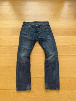 Vintage Levi’s 501 - Vintage Levi’s 501 med sjuka fades. Storlek är 34/34 och de är en straight leg fit och dem är i otroligt bra skick. Vid funderingar eller annat är det bara att skriva (: Midja 43cm Benlängd 110cm