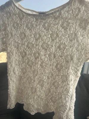 Vit topp - Söt vit topp i spets, med ett gulligt mönster som är lätt transparent. Väldigt sparsamt använd utan några defekter!!💓