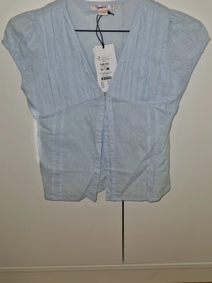 Y fitted short sleeve top skyway - Söt ljusblå blus som är perfekt till sommaren, den har en liten fläck där man knäpper men när man har knäppt blusen så synns det inte 💕  Nypris 230kr  