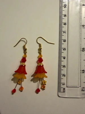 Blommiga örhängen  - Hemgjorda örhängen som är nickelfria 