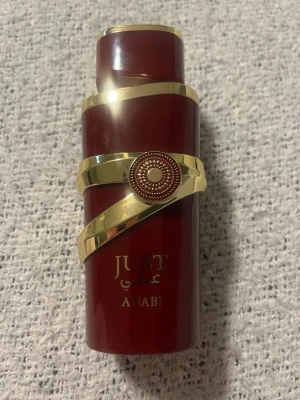 Fragrance World Just Anabi - Cirka 70-80 % kvar av flaskan. Förvarad mörkt för parfymens bästa. Lådan finns ej kvar. Pris kan diskuteras 