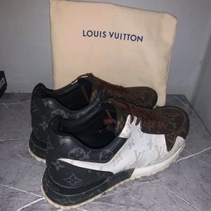 Louis Vuitton monogram sneakers - Snygga Louis Vuitton sneakers i skinn med klassiskt monogrammönster i brunt, svart och vitt. Skorna har bruna snören (vita på nu, fråga om bild),  rund tå och platt sula. Ikonisk LV-logga och blommor pryder hela skon för en lyxig vibe. Perfekta för dig som vill sticka ut med exklusiv stil. Möts i Sthlm 