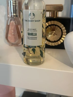 Vanilla Body Mist - Vanilj bodymist från The Bodyshop. En mer fräsch vanilj inte gourmand. Inte använts mycket, kan kolla på bilderna för att se hur mycket saknas.