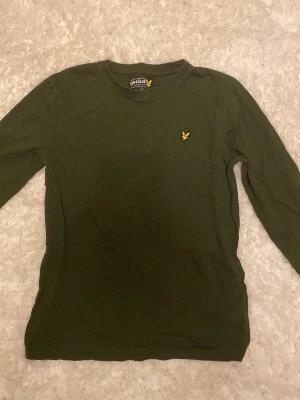 Grön långärmad tröja Lyle & Scott - Mörkgrön långärmad tröja från Lyle & Scott Nästan aldrig använd. Både tjejer och killar. Det är bara att höra av dig om du har några frågor eller funderingar💞