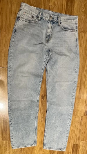 Ljusa blå jeans med rak passform  - Säljer ett par ljusa blå jeans med rak passform och klassisk femficksdesign. Jeansen har medel midja och är tillverkade i denim med lätt tvättad look. Perfekta för dig som gillar en avslappnad och trendig stil. Mvh✌️