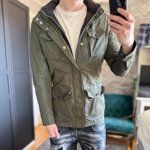 J.lindeberg field jacket - Mycket bra skick, inga defekter! Passar dig som är mellan 165-175cm ungefär. Modellen är 185 cm, 75kg och bär storlek S. Sänkta priser på köp av fler varor! Skriv för mer information🤝