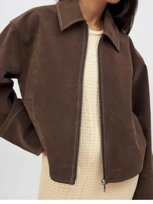 Brun mockajacka med dragkedja - Snygg brun mockajacka med rak passform och silverfärgad dragkedja framtill. Den är helt ny med prislapp och endast testad, i storlek M men skulle säga att den även passar S. Ordinarie priset är 1000, mitt pris är 800, kan tänkas sänkas via snabb affär 