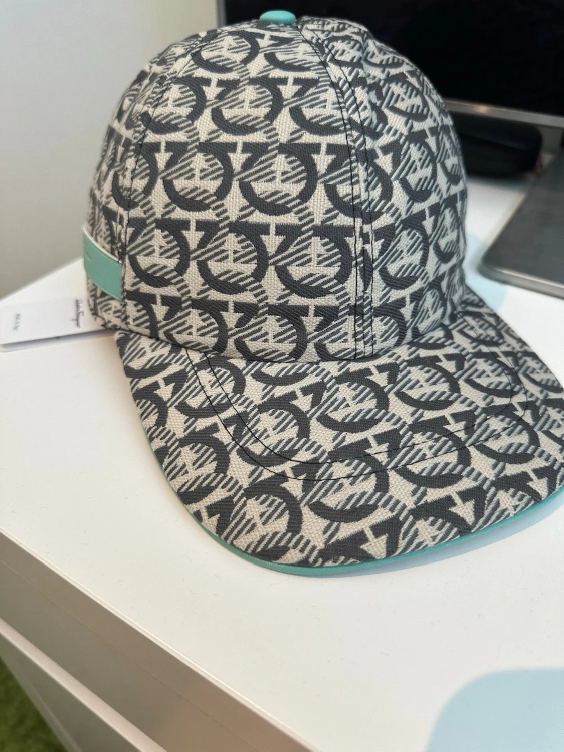 Ferregamo turkos keps  - 1