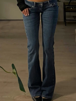 Blå bootcut jeans  - Snygga blå bootcut jeans från Junkyard med låg midja. Använda nån enstaka gång, nypris 699kr💕