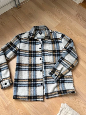 Stilig Overshirt - Storlek: S - M.  Praktisk sett oanvänd.