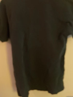 Svart slim fit t-shirt från Burberry - Snygg svart t-shirt från Burberry London i slim fit-modell. Klassisk design med korta ärmar och rund halsringning. Tillverkad i Portugal och passar perfekt till en stilren och enkel look.