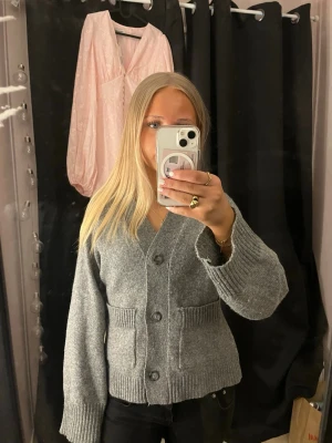 Stickad tröja - Fin tröja från lager 157 som är figur sydd, knappt använd så materialet är som nytt! 