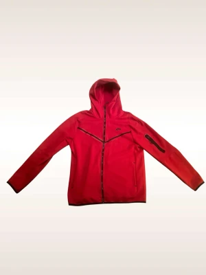 Nike tech kofta - Skick: Mycket bra, använd men inget synbart. Storlek: L men sitter som M  Vid snabbaffär kan pris diskuteras. 