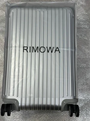 RIMOWA resebagage i premiumklass – stilrent & exklusivt  - Säljer mitt exklusiva RIMOWA-resbagage.  Väskan är i nyskick och fungerar perfekt Perfekt för dig som vill resa med stil och kvalitet! Skicka gärna meddelande vid intresse eller frågor.  Utrustad med: ✔ Smidiga 360° Multiwheel-hjul för enkel manövrering ✔ Teleskophandtag i flera lägen ✔ TSA-godkänt lås ✔ Smart och rymlig inredning med avdelare/remmar ✔ Extremt tålig och perfekt för både weekendresor och längre resor 