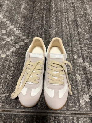 Vita Maison Margiela skor - Helt nya vita maison margiela skor i storlek 43, kommer utan box men skit snygga o sköna