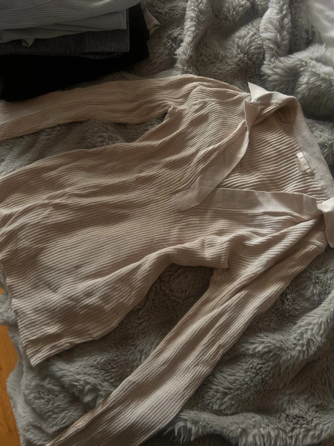Beige ribbad blus med krage