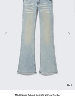 Ljusblå bootcut jeans slutsålda weekday  - Snygga ljusblå jeans med bootcut passform och klassisk femficksdesign. Jeansen har slitningar och blekta detaljer framtill, samt kontrastsömmar. Materialet är mjukt denim som ger en skön känsla och bra stretch. Dom är sprättade där nere så passar folk med långa ben runt 164