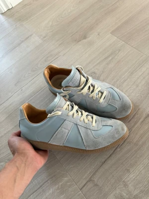 Maison margiela gats - Eftertraktade Gats i ljusblått Storlek 43 Mockan kan behövas göras rent för en fin look