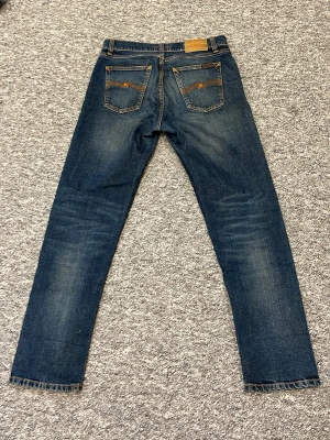 Märkblå Nudie ”Steddie Eddie” - Tjenare!!! Säljer nu mina extremt snygga Steddie Eddie Nudie jeans till grymt pris. Det står storlek 29:30 men det stämmer ej. Hör av dig vid mått 👍