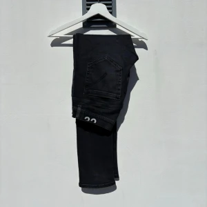 Dondup George Jeans - Tjenare! Ett par snygga svarta Jeans från märket Dondup i modellen; ”George”. Jätte skönt material i en slimmad passform. (Size: 32) (Skick: 4/5) (Retail: 3 500:-). Vi kommer sälja dessa för 750:-. Hör gärna av er vid frågor eller funderingar. /Mvh, Morëtti Co.