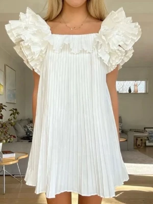 Vit klänning från Zara  - Supersöt vit klänning från Zara! Väldigt populär som student klänning🩷 Denna är storlek XS men säljer också i storlek S på min profil☺️