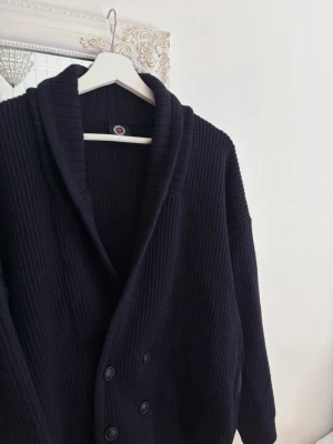 Mörkblå Cardigan kofta - Clipper Yachting Wear - 🛥️ Säljer en riktigt snygg mörkblå Cardigan kofta från Clipper, med coola detaljer.   Storlek: medium Skick: Riktigt bra skick, som ny och har inga skador!  Material: 100% ull  Made in Denmark🇩🇰