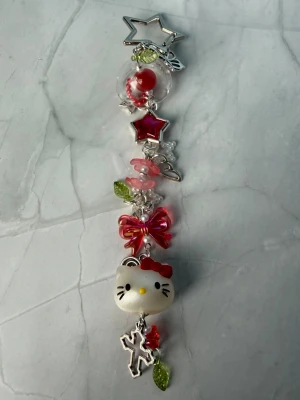 HELLO KITTY//RED - keychain - ⭐️SANRIO keychain ⭐️ ✨🤍 FREEBIES (godis & random stickers) ingår i alla beställningar över 70kr 🤍