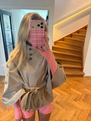 Trench coat  - Säljer denna såååå sååå söta trench coat från gina😽😽🩷🩷🩷🩷
