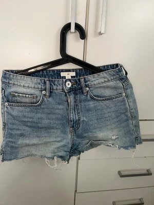 Blå jeansshorts från H&M - Jeans shorts från hm! Storlek 36 midjemått rakt över är 35. 