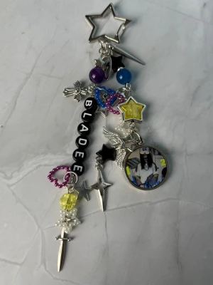 BLADEE//COLD VISIONS - keychain - ⭐️GTB/SBE keychain ⭐️ ✨🤍 FREEBIES (godis & random stickers) ingår i alla beställningar över 70kr 🤍