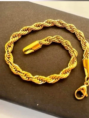 Nytt oanvänt Cordell armband i rostfritt stål med guldplätering / 20-21cm / 5mm, kommer i fin smyckesask  - Nytt oanvänt Cordell armband i rostfritt stål med guldplätering / 20-21cm / 5mm, kommer i fin smyckesask.