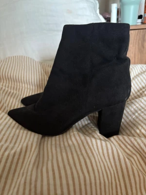 Svarta mockastövletter med klack - 🩷🌸