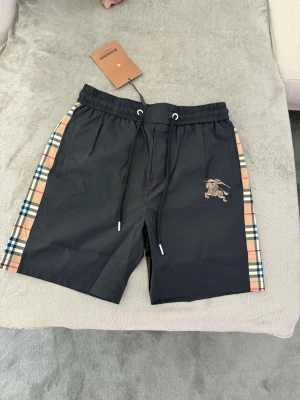Svarta Burberry shorts  - Hel nya svarta Burberry Short med tags på. Storlek M. Priset kan diskuteras 