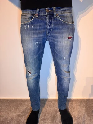 Dondup Jeans - | Skick: 9/10 | Färg: Blå | Modell: 172cm 58kg | Vad inkluderas: Enbart jeansen | Nypris: 4 600kr |