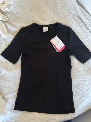 Svart tshirt  - Oanvänd svart tshirt då jag har en likadan