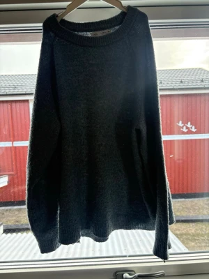 Mörkgrå stickad tröja - Säljer denna stilrena mörkblåa stickade tröjan från Zara passar dig som är runt 1.64 