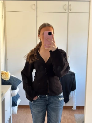 Svart figursydd blus  - Svart snygg figursydd blus med knappar  • från Nelly  • storlek XS • använd en gång • inga defekter • obs min spegel är smutsig så inga fläckar på blusen