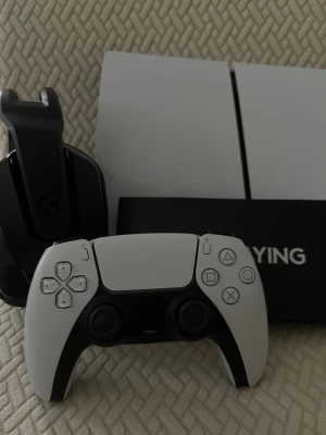 PlayStation 5 slim - Säljer en vit PS5 slim från power, köpte den för 8 000 kr men har inte använt den alls, den är helt ny och fungerar perfekt! Den har en liten missfärgning pågrund leveransen, men det är bara på ytan och påverkar inte prestandan eller kvalitén.