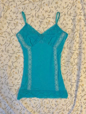 y2k turkos spetslinne  - vacker vintage topp med pärlor 🩵uppskattar storleken som xs/s, väldigt mjukt tyg med stretch 🤍köp inte med bring